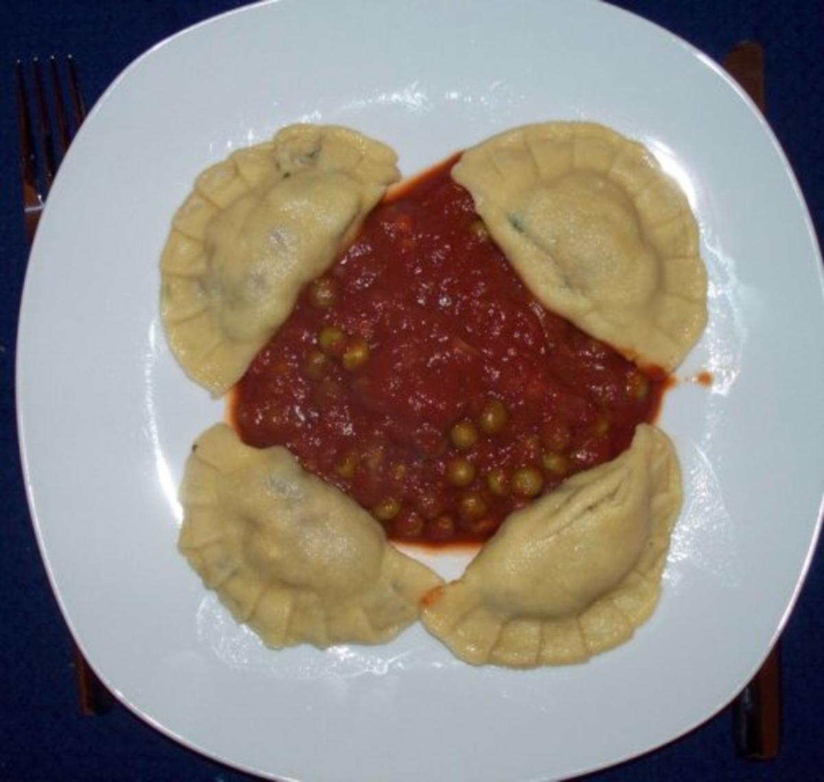 Teigtaschen mit Champignon-Schinkenfüllung und Tomatensauce mit Erbsen - Rezept