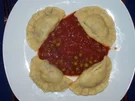 Teigtaschen mit Champignon-Schinkenfüllung und Tomatensauce mit Erbsen - Rezept