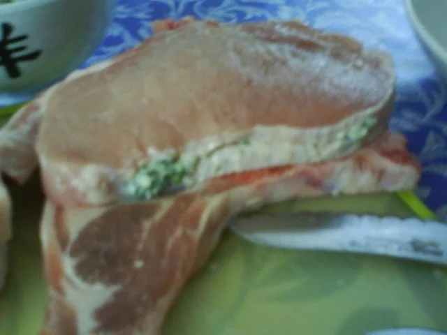 Kotelett's in knuspriger Nusspanade mit Kräuterkäsefüllung und Petersilienkartoffeln - Rezept - Bild Nr. 6