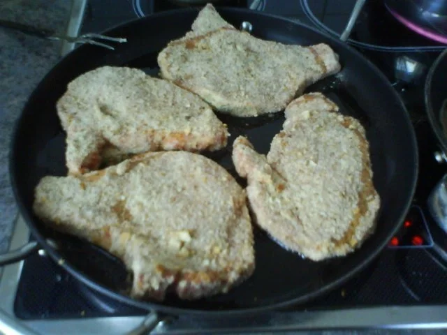 Kotelett's in knuspriger Nusspanade mit Kräuterkäsefüllung und Petersilienkartoffeln - Rezept - Bild Nr. 8