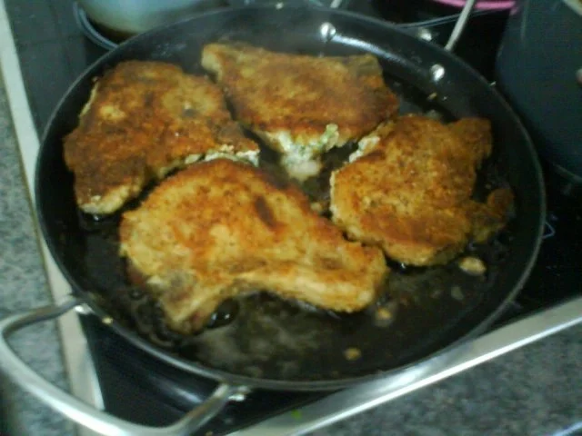 Kotelett's in knuspriger Nusspanade mit Kräuterkäsefüllung und Petersilienkartoffeln - Rezept - Bild Nr. 9