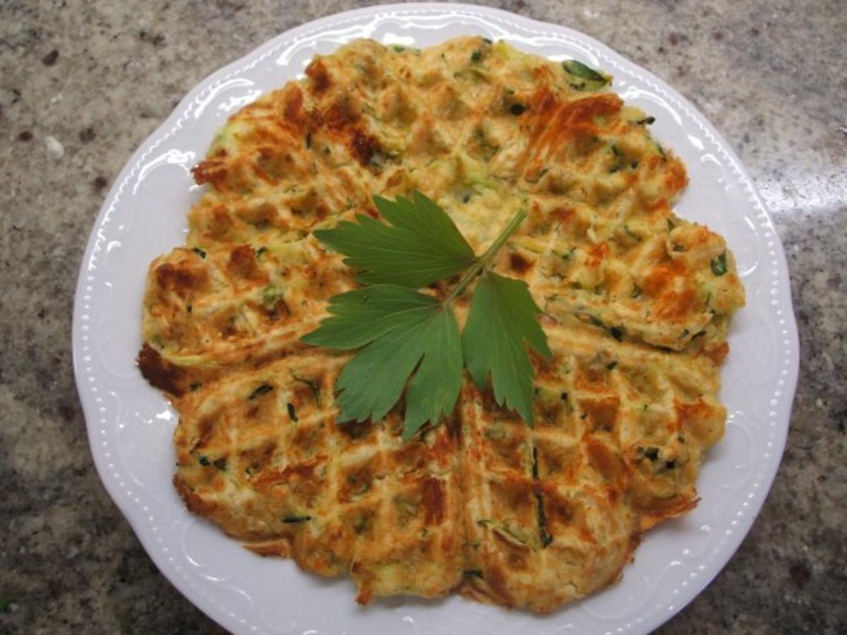 Bilder für Pikantes Backen: Zucchiniwaffeln mit Schafskäse - Rezept