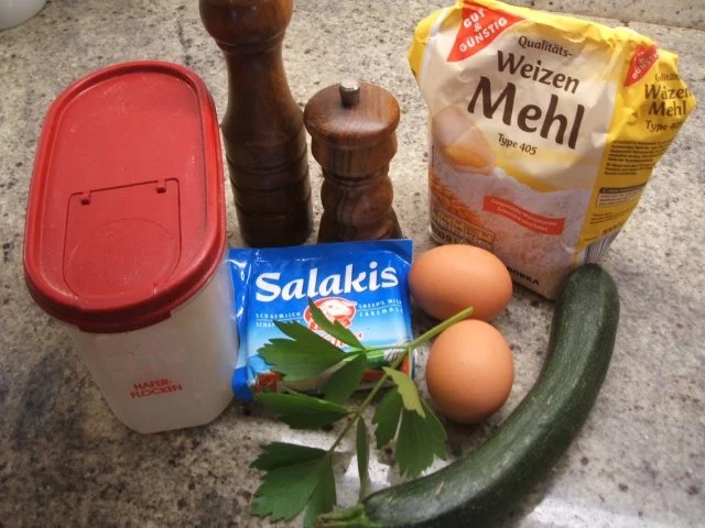 Rezept: Pikantes Backen: Zucchiniwaffeln mit Schafskäse Bild Nr. 2 Pikantes Backen: Zucchiniwaffeln mit Schafskäse - Rezept - Bild Nr. 2