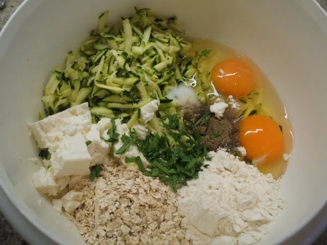 Rezept: Pikantes Backen: Zucchiniwaffeln mit Schafskäse Bild Nr. 3 Pikantes Backen: Zucchiniwaffeln mit Schafskäse - Rezept - Bild Nr. 3