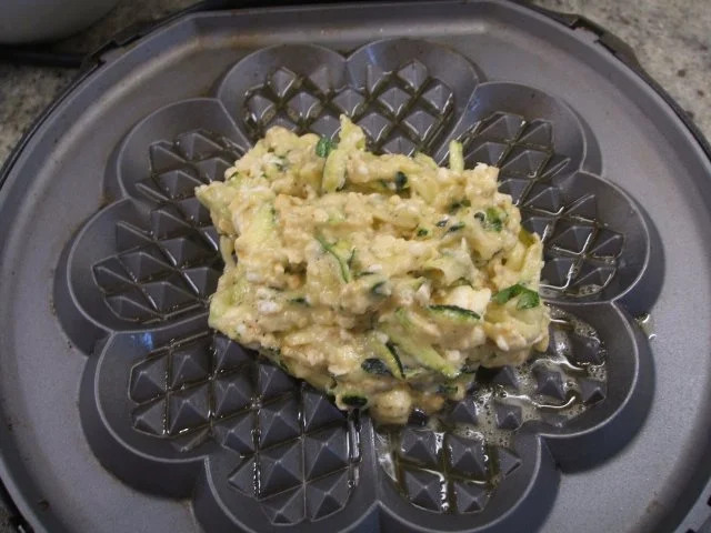 Rezept: Pikantes Backen: Zucchiniwaffeln mit Schafskäse Bild Nr. 5 Pikantes Backen: Zucchiniwaffeln mit Schafskäse - Rezept - Bild Nr. 5