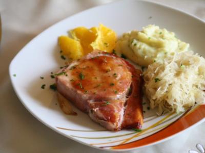 Kasselerbraten mit  Chili-Orangenkruste und Thymian-Sauerkraut - Rezept