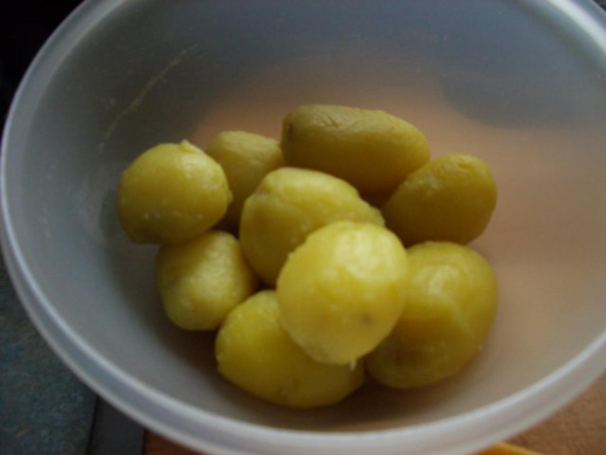 lauwarmer Kartoffelsalat mit gebratener Schinkenbockwurst - Rezept ...