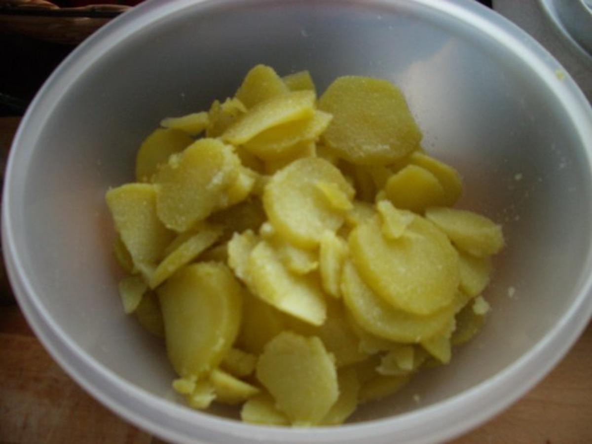 lauwarmer Kartoffelsalat mit gebratener Schinkenbockwurst - Rezept - Bild Nr. 3