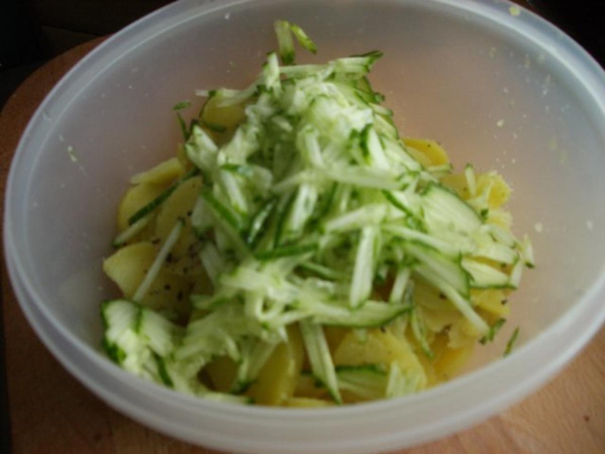 lauwarmer Kartoffelsalat mit gebratener Schinkenbockwurst - Rezept ...