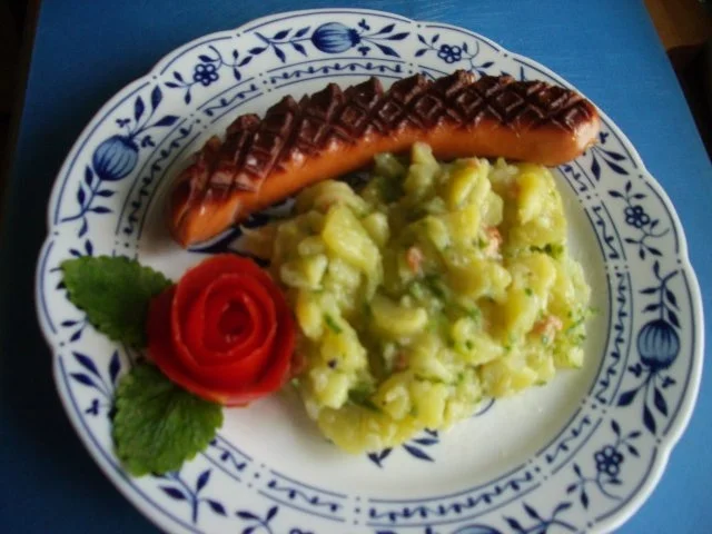 lauwarmer Kartoffelsalat mit gebratener Schinkenbockwurst - Rezept