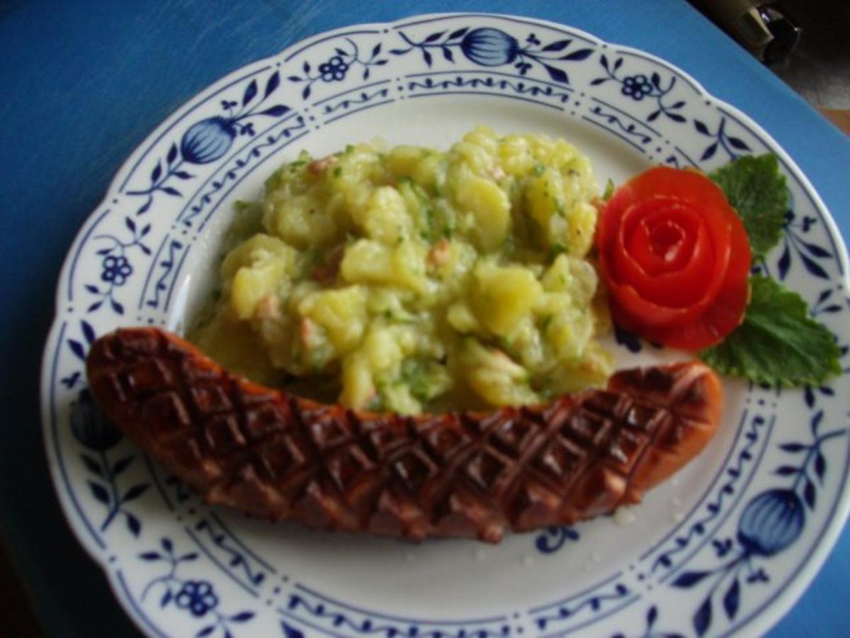 lauwarmer Kartoffelsalat mit gebratener Schinkenbockwurst - Rezept ...