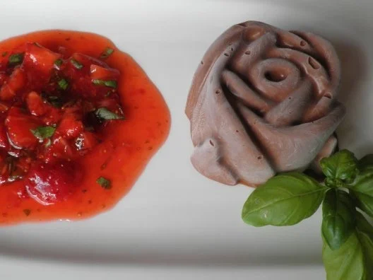 Geeiste Chili - Schokoladen - Mousse mit Basilikum - Erdbeeren - Rezept - Bild Nr. 9