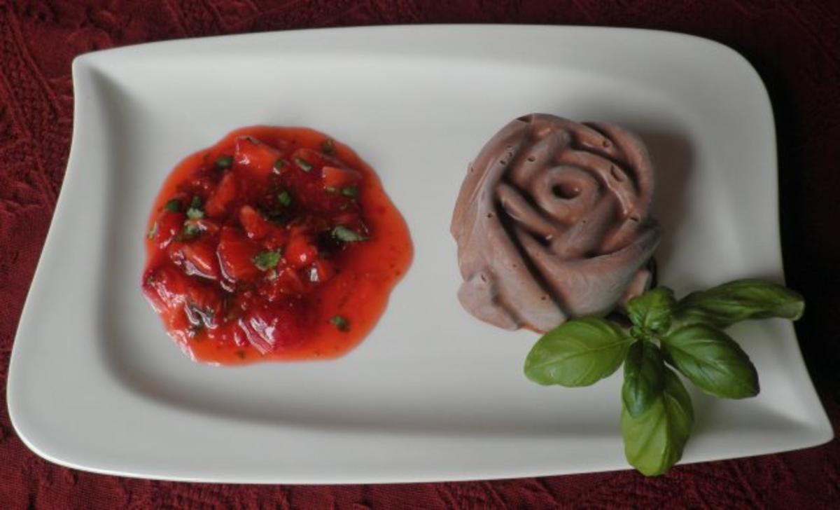Geeiste Chili - Schokoladen - Mousse mit Basilikum - Erdbeeren - Rezept - Bild Nr. 2
