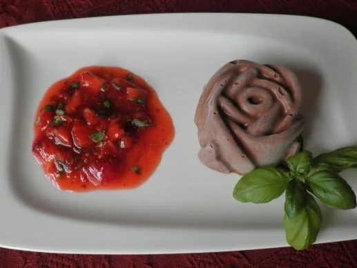 Geeiste Chili - Schokoladen - Mousse mit Basilikum - Erdbeeren - Rezept - Bild Nr. 2