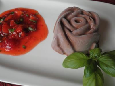 Geeiste Chili - Schokoladen - Mousse mit Basilikum - Erdbeeren - Rezept