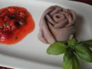 Geeiste Chili - Schokoladen - Mousse mit Basilikum - Erdbeeren - Rezept