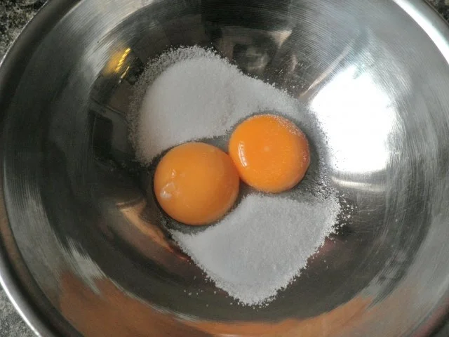 Geeiste Chili - Schokoladen - Mousse mit Basilikum - Erdbeeren - Rezept - Bild Nr. 3