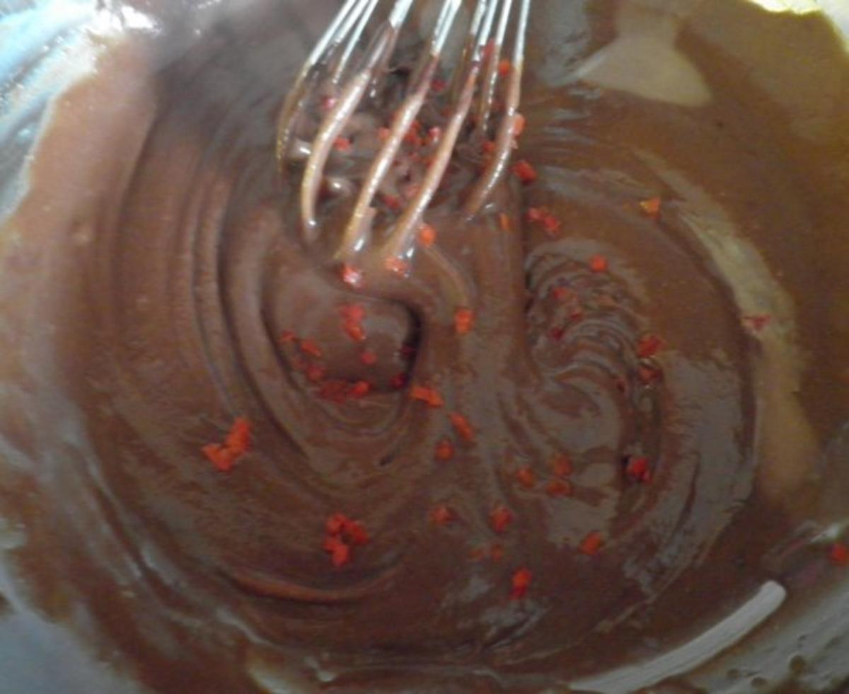 Geeiste Chili - Schokoladen - Mousse mit Basilikum - Erdbeeren - Rezept - Bild Nr. 7