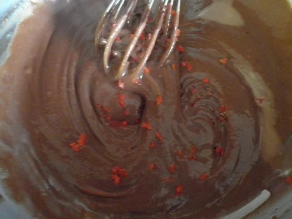 Geeiste Chili - Schokoladen - Mousse mit Basilikum - Erdbeeren - Rezept - Bild Nr. 7