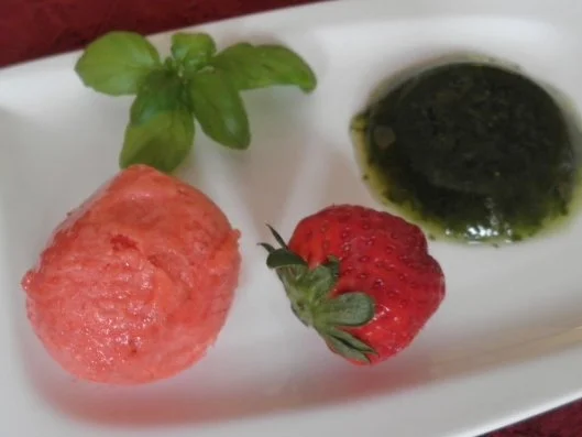 Cremiges Erdbeersorbet zu Basilikum - Gelee - Rezept