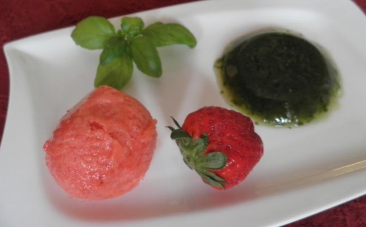 Bilder für Cremiges Erdbeersorbet zu Basilikum - Gelee - Rezept