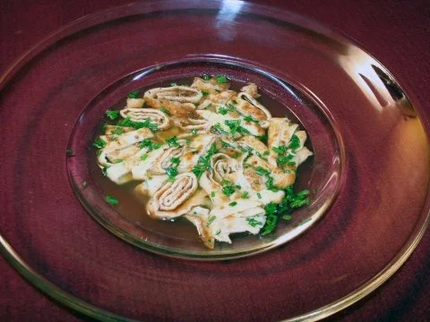 Rindfleischbrühe mit Einlage von Kräuterflädle - Rezept