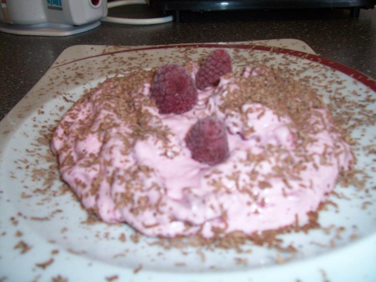 Himbeerquark mit Schokoraspel (es musste noch etwas Schnelles für heute ... Himbeerquark mit Schokoraspel (es musste noch etwas Schnelles für heute ...