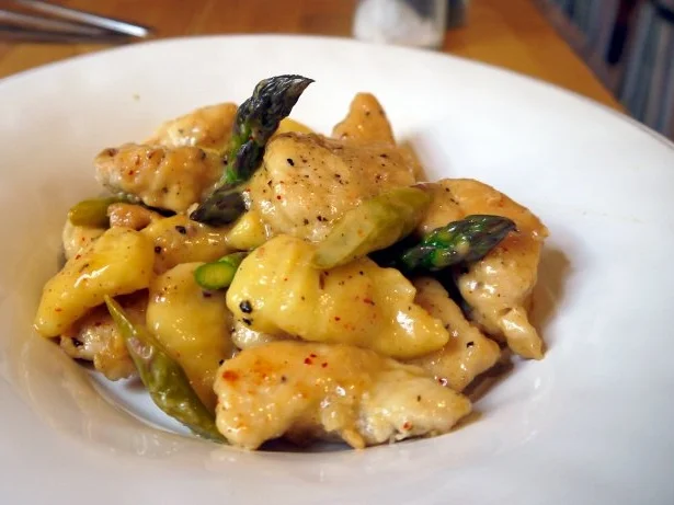 Gnocchi mit grünem Spargel und Hähnchen - Rezept