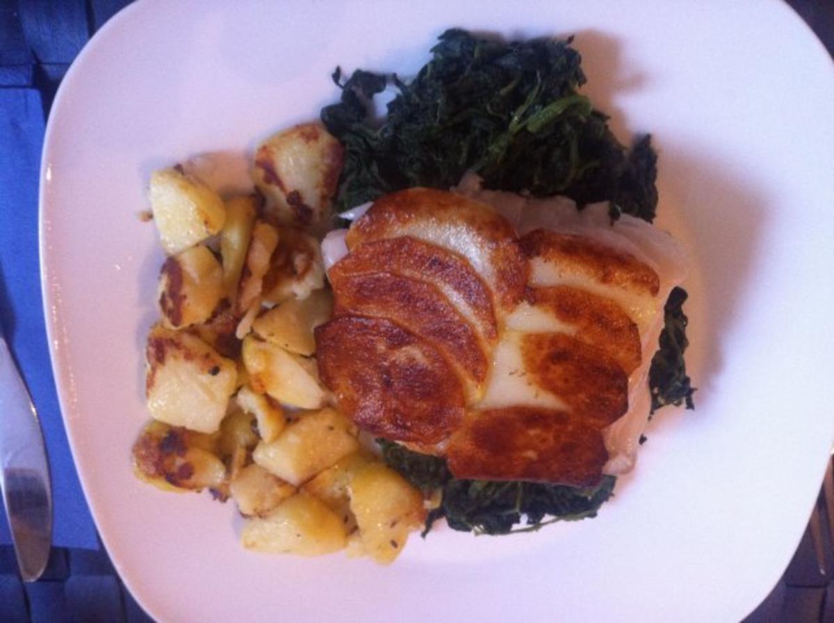 Kabeljau-Filet mit Kartoffelkruste auf Blattspinat - Rezept - kochbar.de