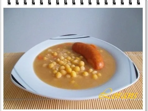 Erbseneintopf aus Eisbeinbrühe und Würstchen - Rezept