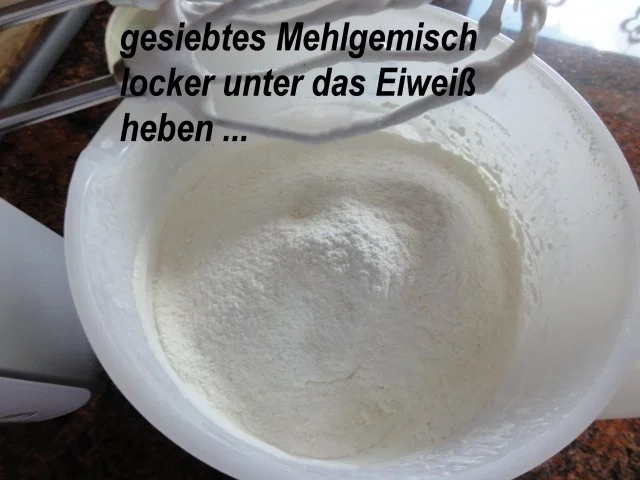 Biskuit:   SCHOKO - SAHNE - ROLLE - Rezept - Bild Nr. 4