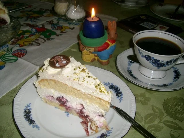 Rezept: Kirschtorte mit Joghurt-Mascarpone-Haube>> Kirschtorte mit Joghurt-Mascarpone-Haube>> - Rezept