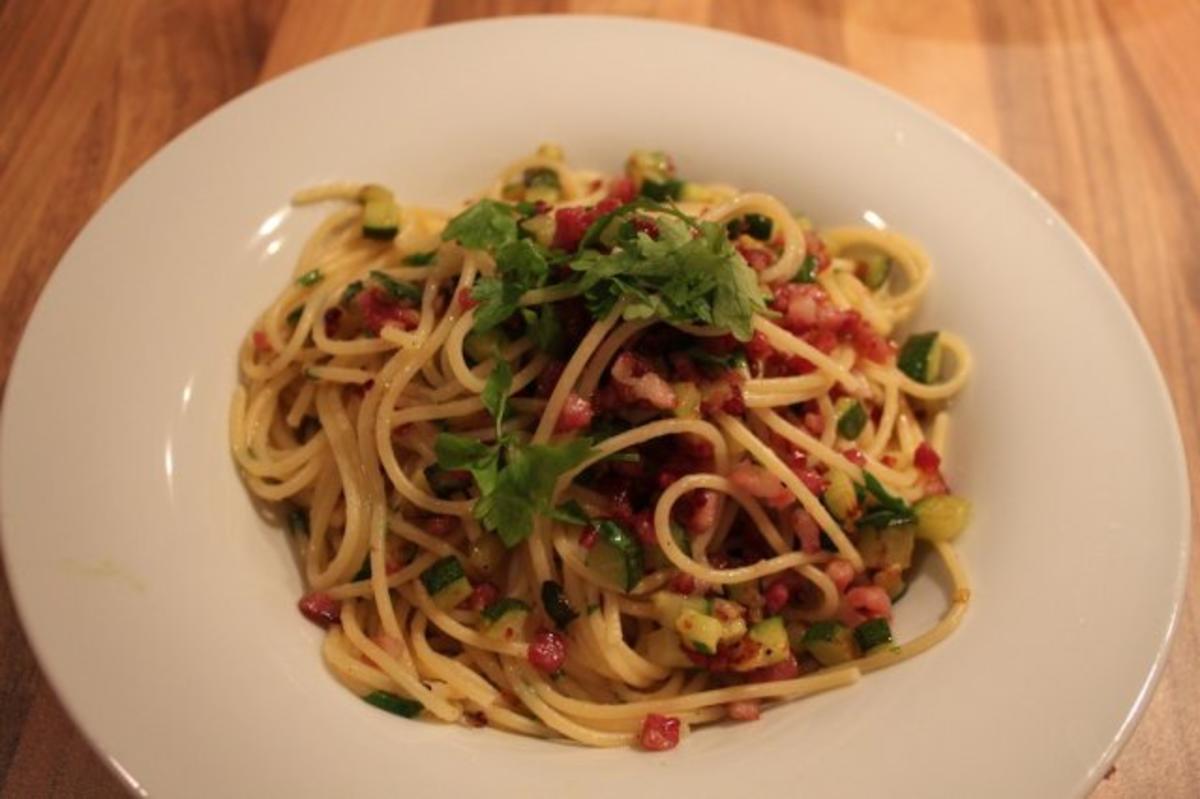 Spaghetti Zucchini e Speck - Rezept