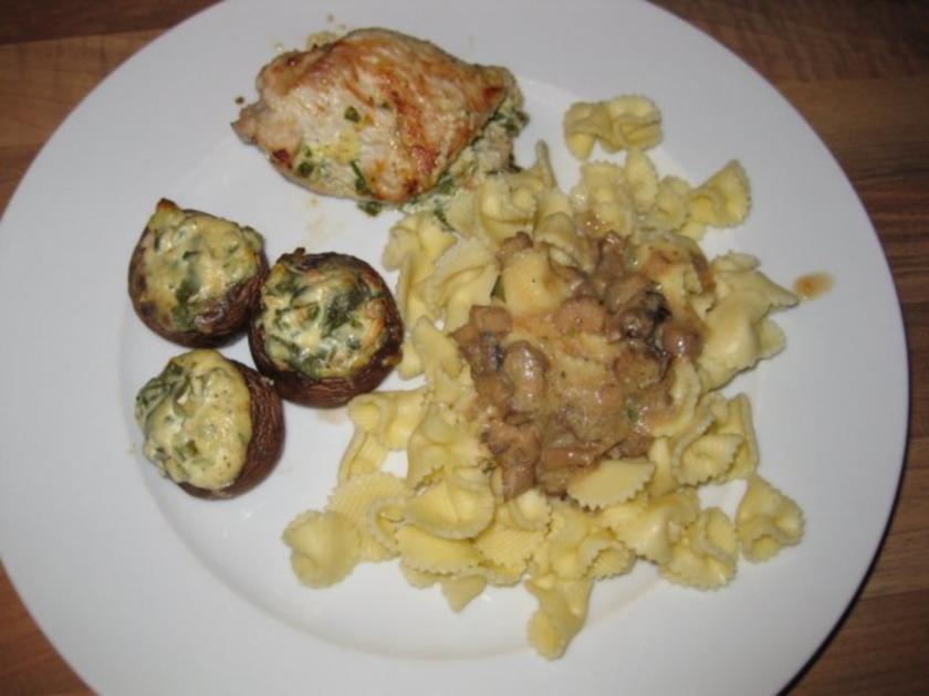 Putenröllchen und Champignons gefüllt mit Bärlauch-Creme - Rezept ...