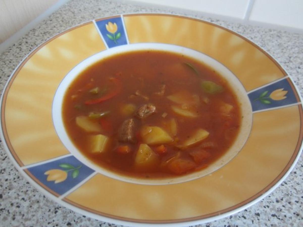 Gulaschsuppe mit Zwiebeln und Paprikaschoten - Rezept mit Bild - kochbar.de