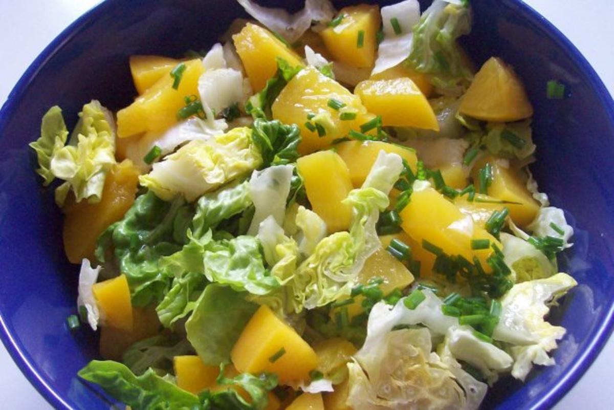 Grüner Salat mit Pfirsich und fruchtigem Joghurtdressing - Rezept