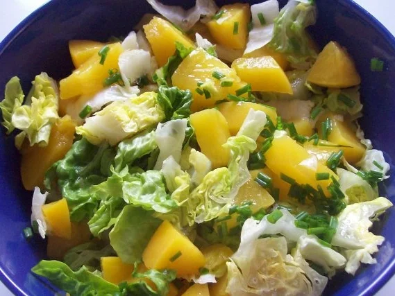 Rezept: Grüner Salat mit Pfirsich und fruchtigem Joghurtdressing Grüner Salat mit Pfirsich und fruchtigem Joghurtdressing - Rezept