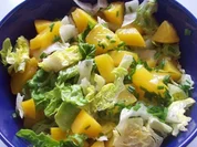 Grüner Salat mit Pfirsich und fruchtigem Joghurtdressing - Rezept