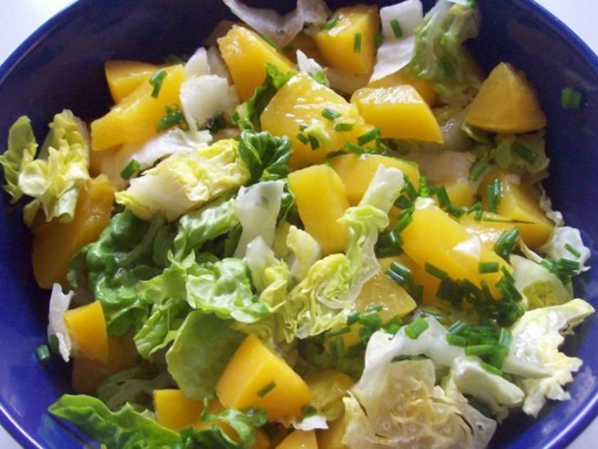 Grüner Salat mit Pfirsich und fruchtigem Joghurtdressing - Rezept ...