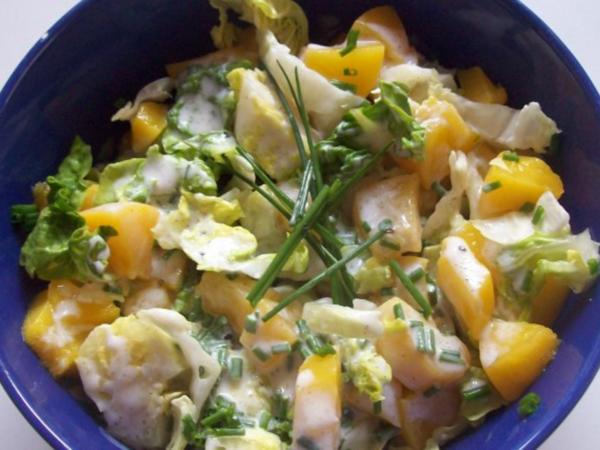 Grüner Salat mit Pfirsich und fruchtigem Joghurtdressing - Rezept ...