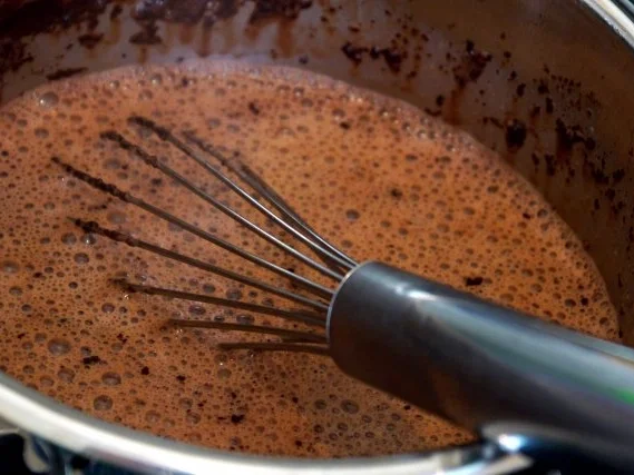 Rezept: Schokoladenmilchreis mit Tonkabohne und Erdbeeren Bild Nr. 7 Schokoladenmilchreis mit Tonkabohne und Erdbeeren - Rezept - Bild Nr. 7