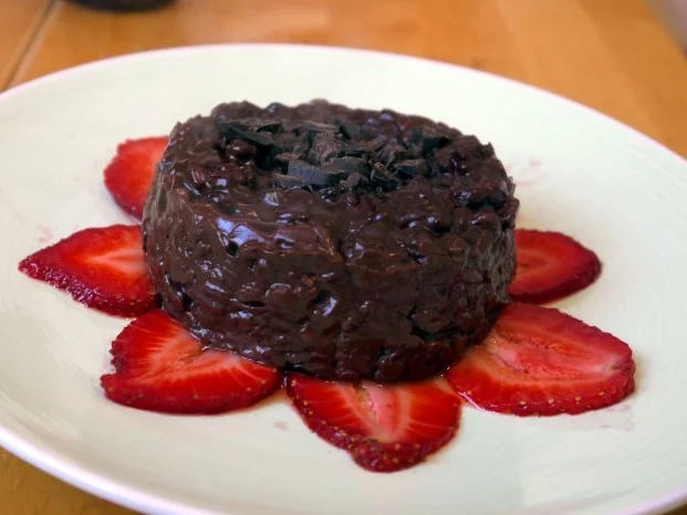 Rezept: Schokoladenmilchreis mit Tonkabohne und Erdbeeren Schokoladenmilchreis mit Tonkabohne und Erdbeeren - Rezept