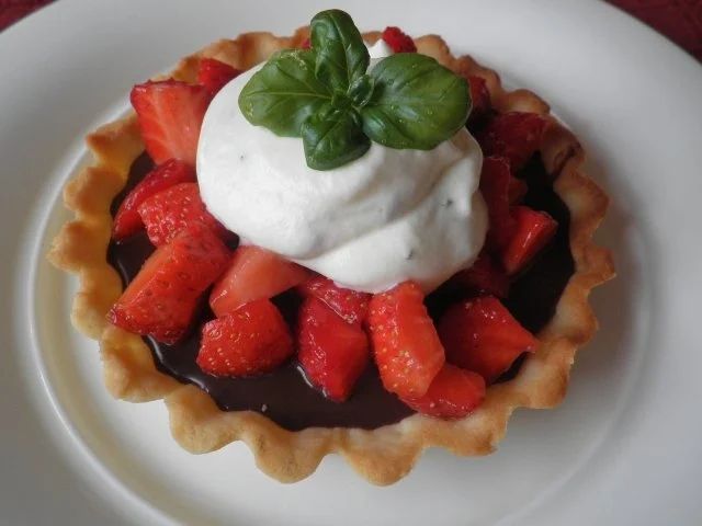 Schokolade trifft auf Erdbeeren und Basilikum - Rezept