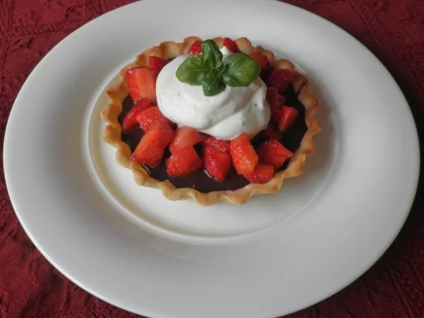 Schokolade trifft auf Erdbeeren und Basilikum - Rezept - Bild Nr. 3