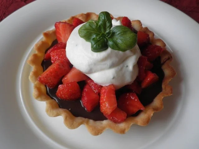 Schokolade trifft auf Erdbeeren und Basilikum - Rezept - Bild Nr. 9