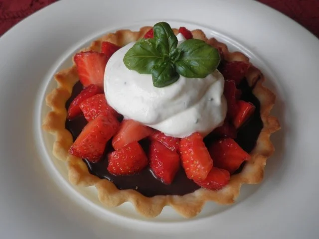 Schokolade trifft auf Erdbeeren und Basilikum - Rezept - Bild Nr. 8