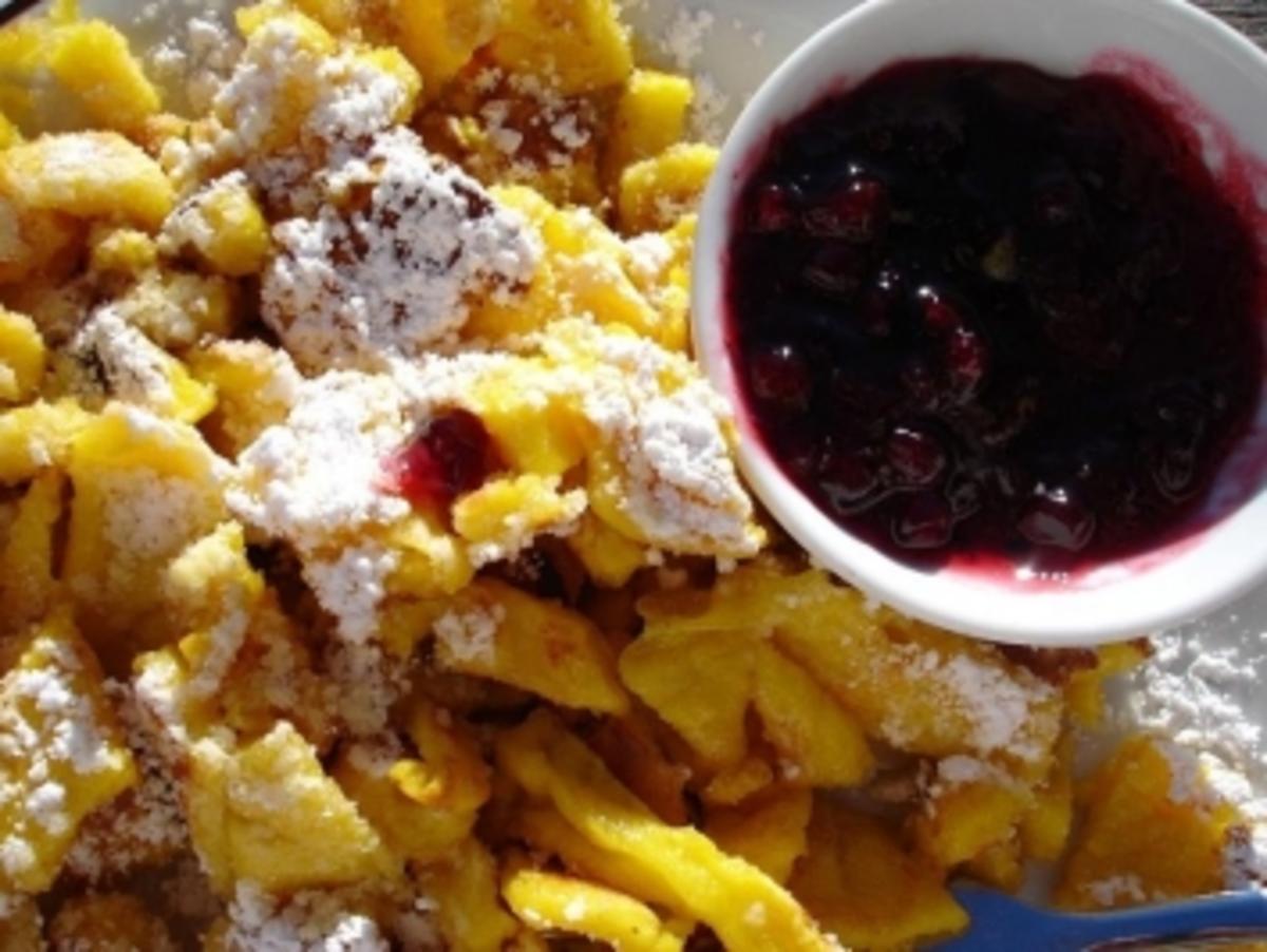 Bilder für Kaiserschmarrn Weit über die Grenzen Österreichs hinaus ist er bekannt, der gute alte Kaiserschmarrn. Des Kaisers Schmarrn - österreichisches Rezept. Über die Herkunft gibt es verschiedene Geschichten, aber alle Ranken sich um Kaiser Franz Josef I. Rezept