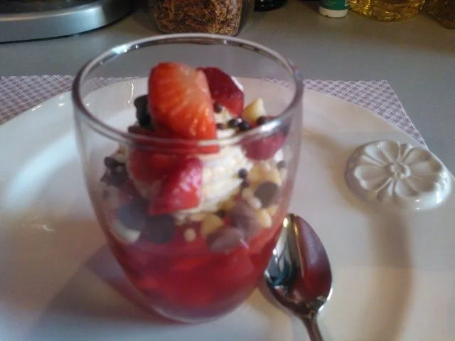 Rezept: Roter Wackel-Peter mit frischen Erdbeeren Roter Wackel-Peter mit frischen Erdbeeren - Rezept