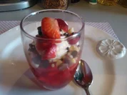 Roter Wackel-Peter mit frischen Erdbeeren - Rezept