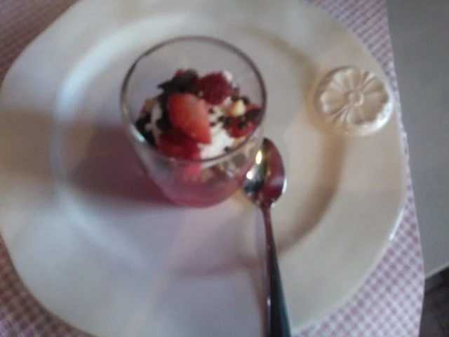 Rezept: Roter Wackel-Peter mit frischen Erdbeeren Bild Nr. 2 Roter Wackel-Peter mit frischen Erdbeeren - Rezept - Bild Nr. 2